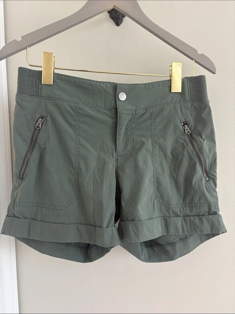 Athleta Trekkie Shortie Women's Shorts Size 8 - Olive Green